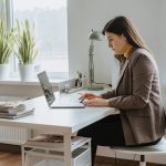 femme-au-travail-devant-son-ordi