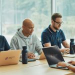 Comment bien équiper ses collaborateurs pour renforcer l'image de marque (conseils, choix et idées) ideogram-1777299089936